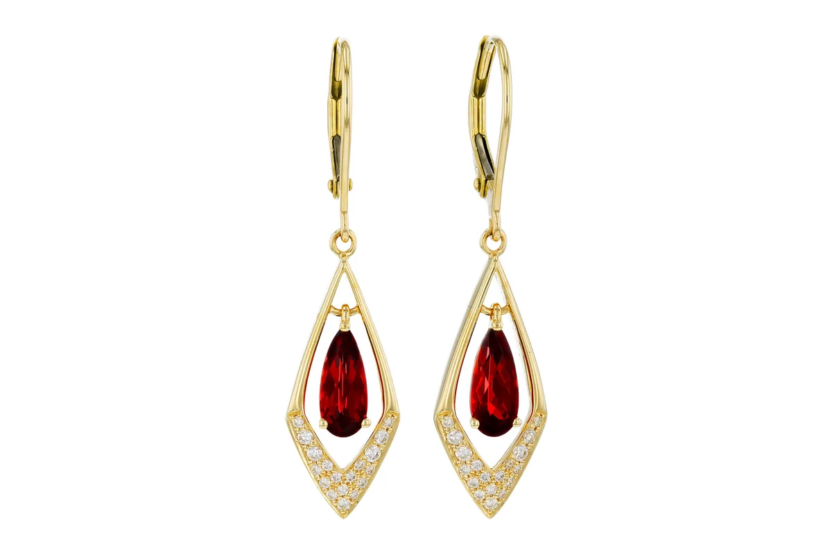 Garnet Earrings in yellow gold