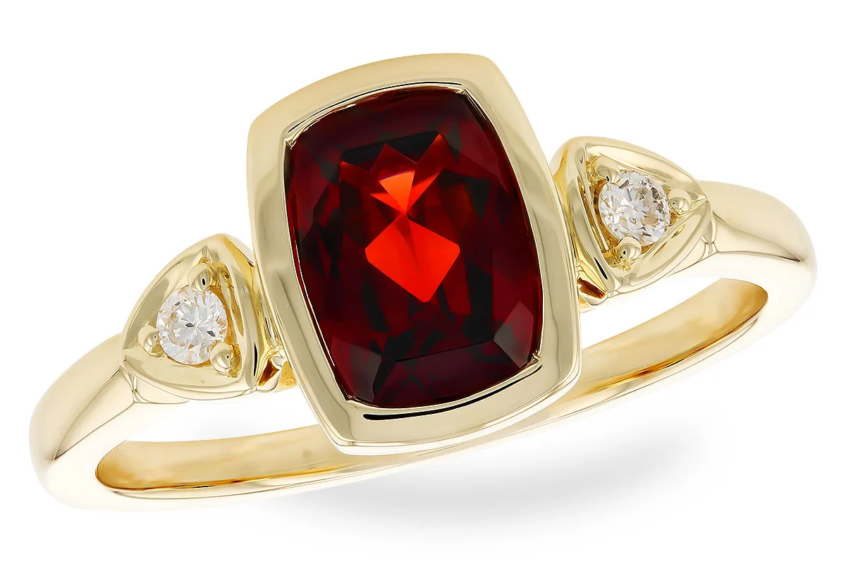 Garnet Ring in yellow gold