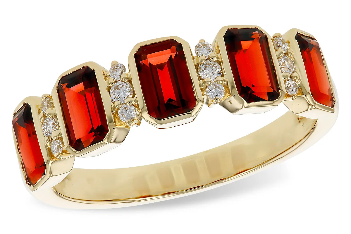 Garnet Ring in yellow gold