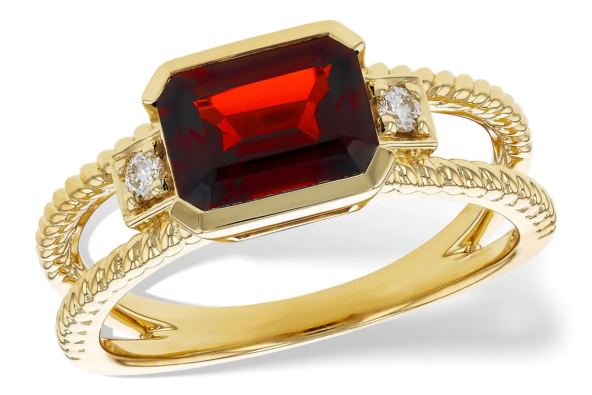 Garnet Ring in yellow gold